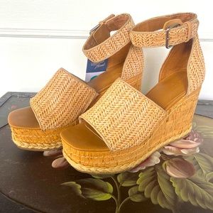 Platform Sandals woven wicker style NWT size 8☀️